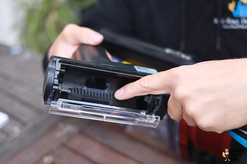 You can see the Anti Hair Wrap technology of the Turbo Brush of the True Pet variant.